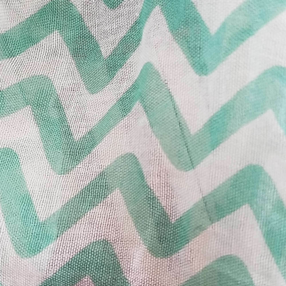 NWT- MINT GREEN & WHT CHEVRON PRINT SCARF - Picture 5 of 6